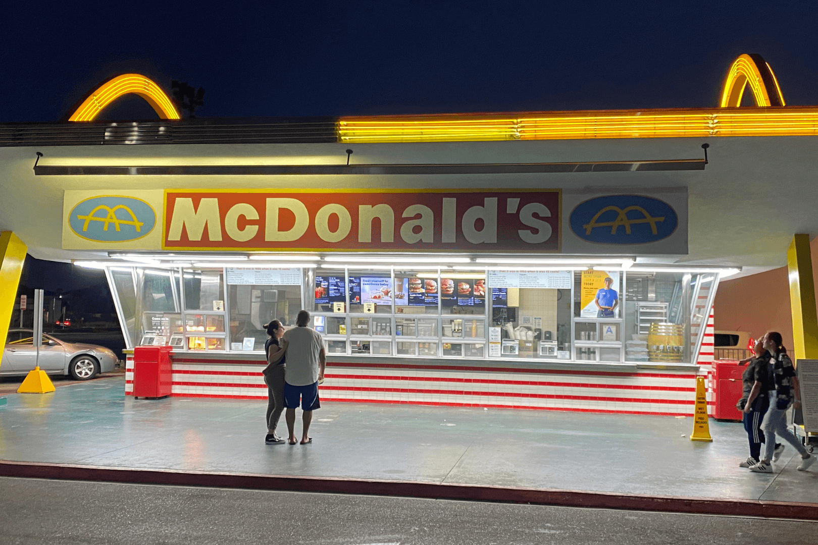 De vuelta a los viejos tiempos visitando el McDonalds mas antiguo del mundo uai